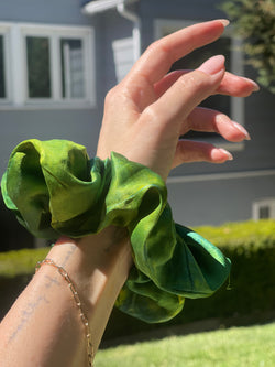 SCRUNCHIE - VIVID GREEN