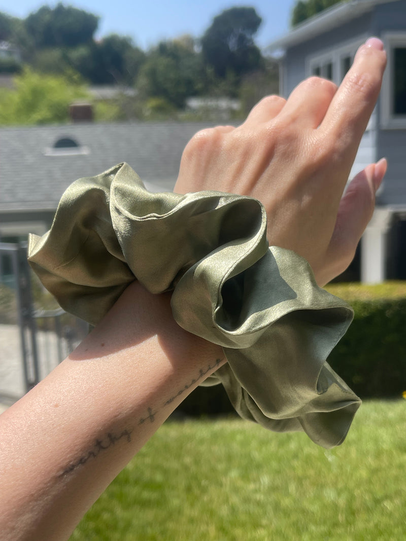 SCRUNCHIE - HELENA OLIVE GREEN