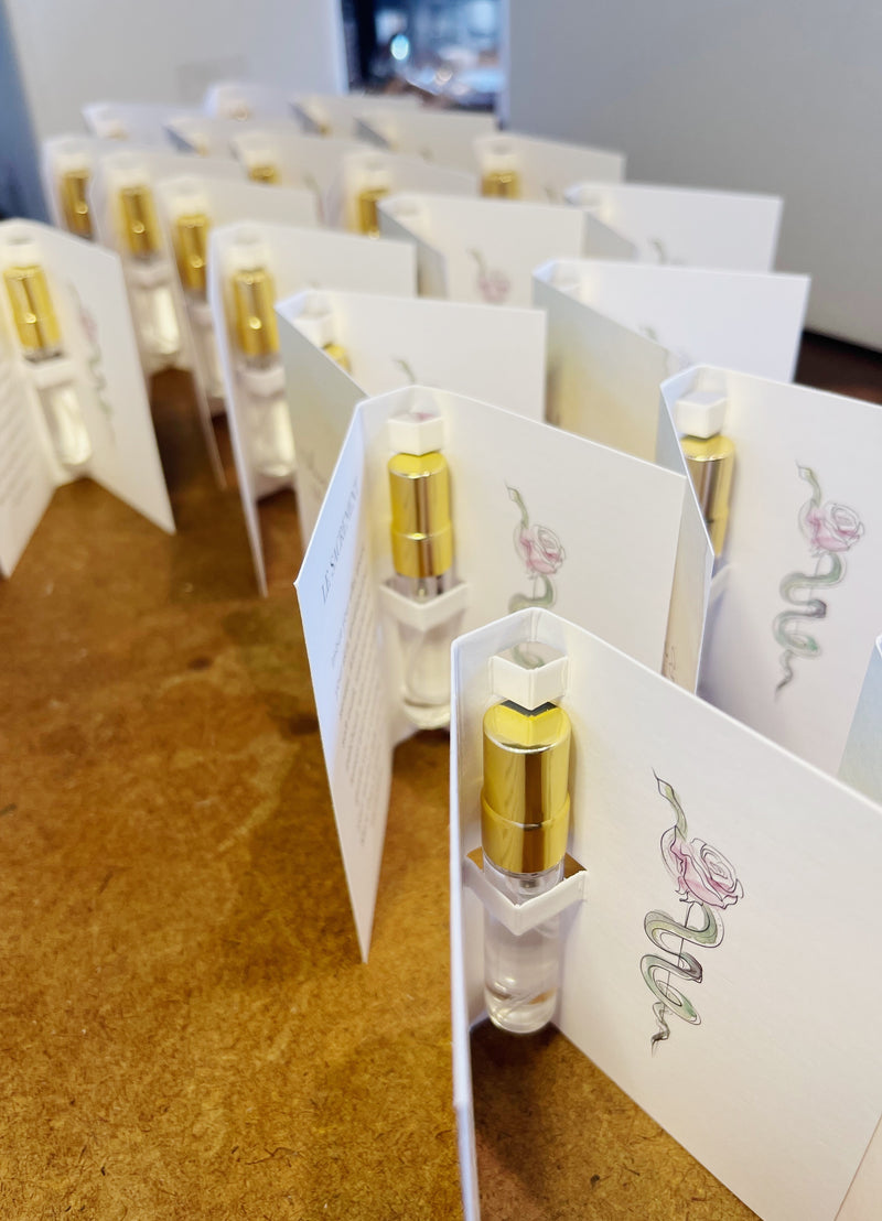 Silk sprays with card holders lined up.